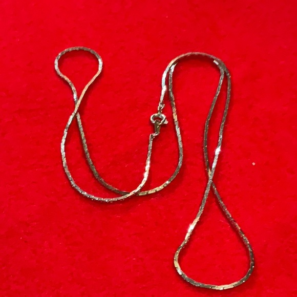 2 necklaces. - Oval necklace, silver tone and silver tone chain 22”. - Picture 4 of 6